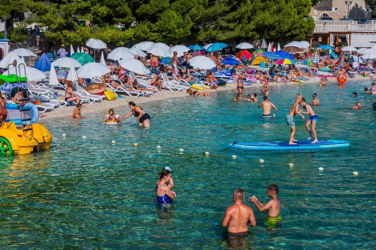 Sunce prži, a more je jedini spas: Kupači preplavili jedan od omiljenih bisera Jadrana