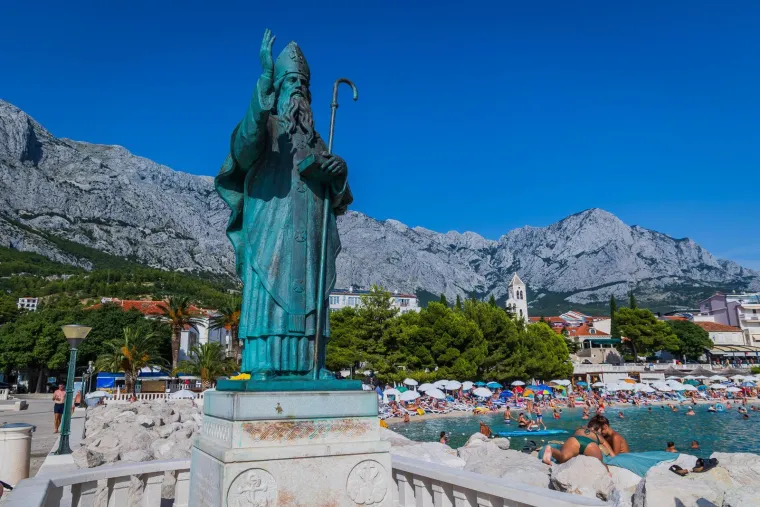 Sunce prži, a more je jedini spas: Kupači preplavili jedan od omiljenih bisera Jadrana