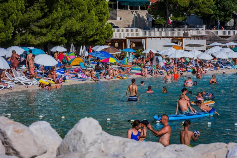 Sunce prži, a more je jedini spas: Kupači preplavili jedan od omiljenih bisera Jadrana