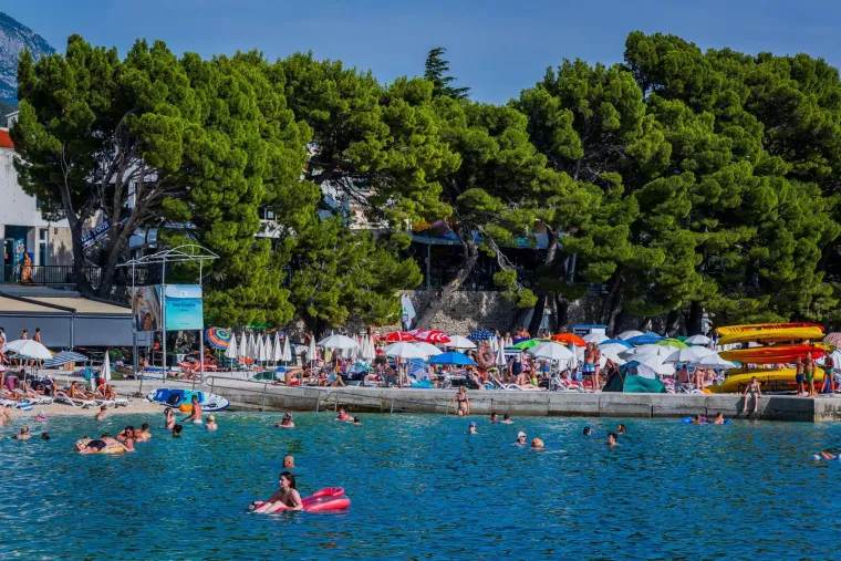 Sunce prži, a more je jedini spas: Kupači preplavili jedan od omiljenih bisera Jadrana