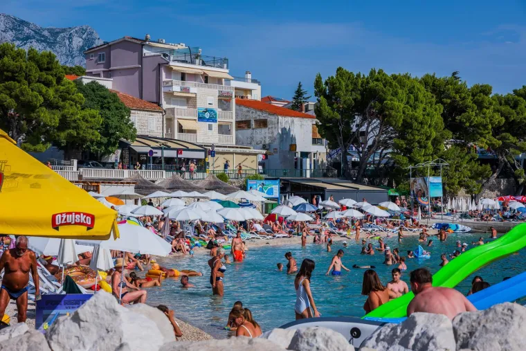 Sunce prži, a more je jedini spas: Kupači preplavili jedan od omiljenih bisera Jadrana