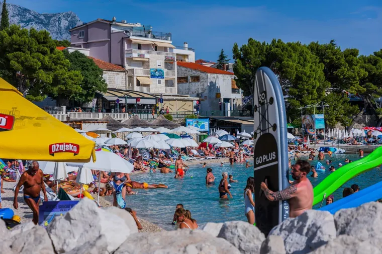 Sunce prži, a more je jedini spas: Kupači preplavili jedan od omiljenih bisera Jadrana
