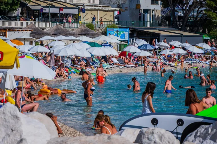 Sunce prži, a more je jedini spas: Kupači preplavili jedan od omiljenih bisera Jadrana
