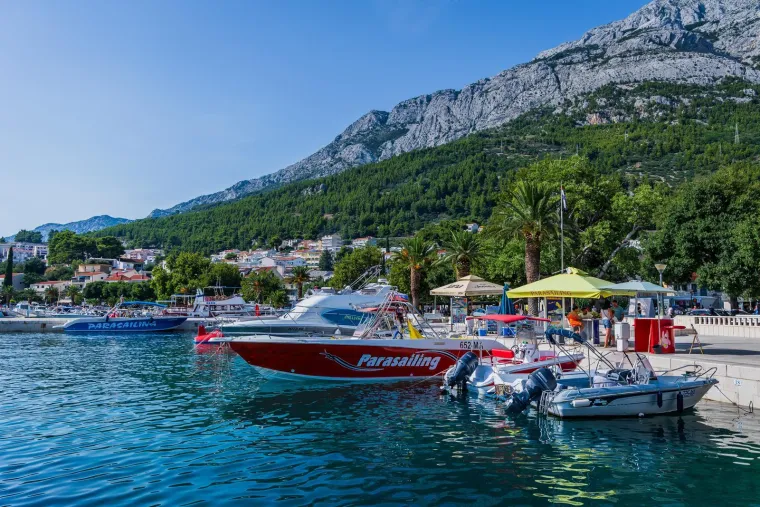 Sunce prži, a more je jedini spas: Kupači preplavili jedan od omiljenih bisera Jadrana