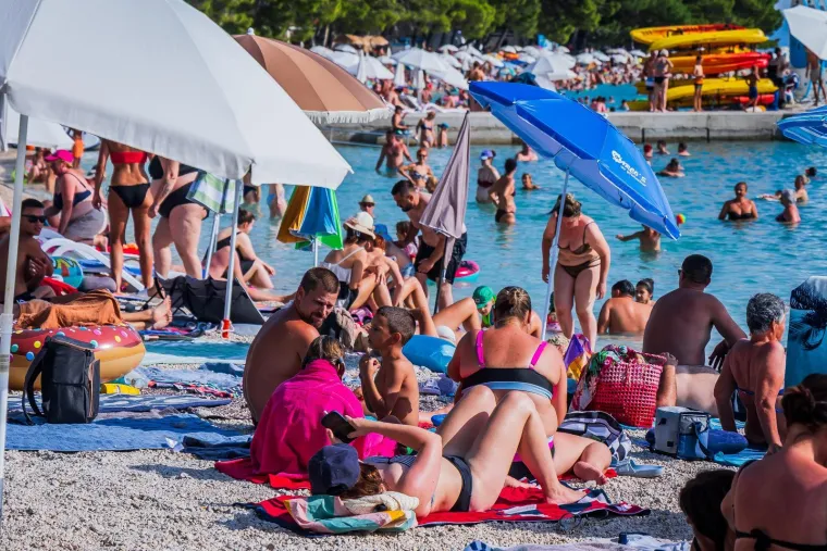 Sunce prži, a more je jedini spas: Kupači preplavili jedan od omiljenih bisera Jadrana