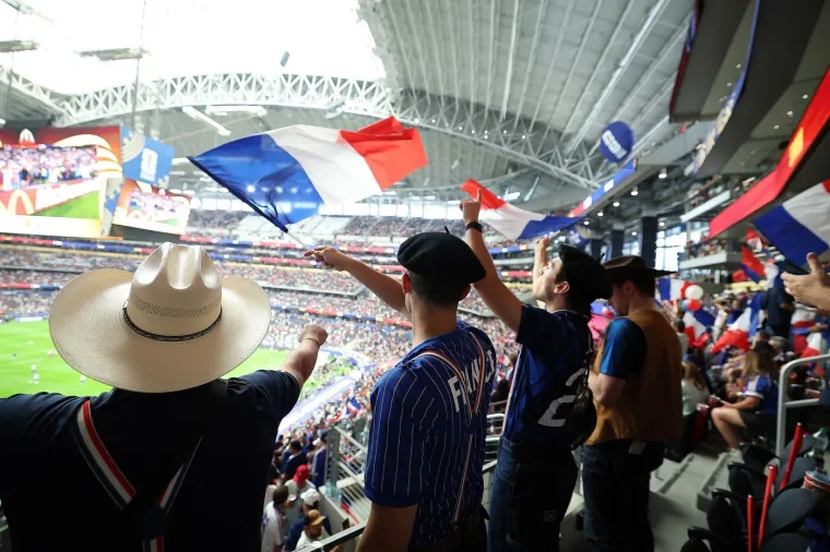 On u odijelu, a ona stigla u potko&scaron;ulji: Na polufinalu SP-a svi gledali u Beckhamovu Victoriju