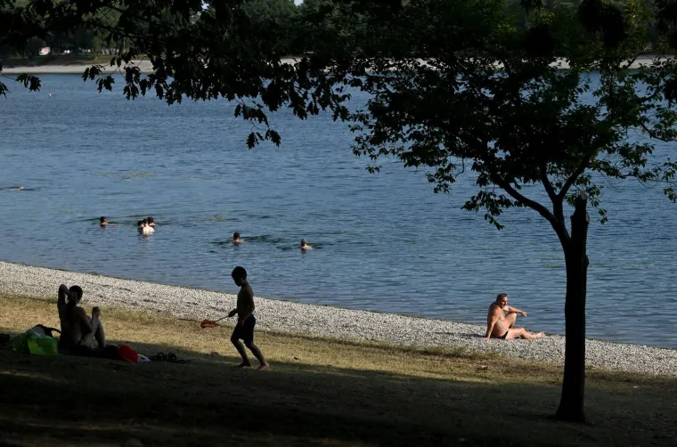 Zagrepčani iskoristili vrući dan na Jarunu: Pažnju plijenila 'ljepotica u žutom' na rolama