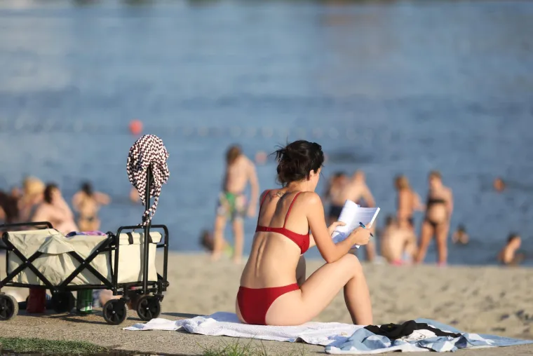 Drava nikad nije bila toplija: Lijepe legice ponovno su bile na osječkoj plaži