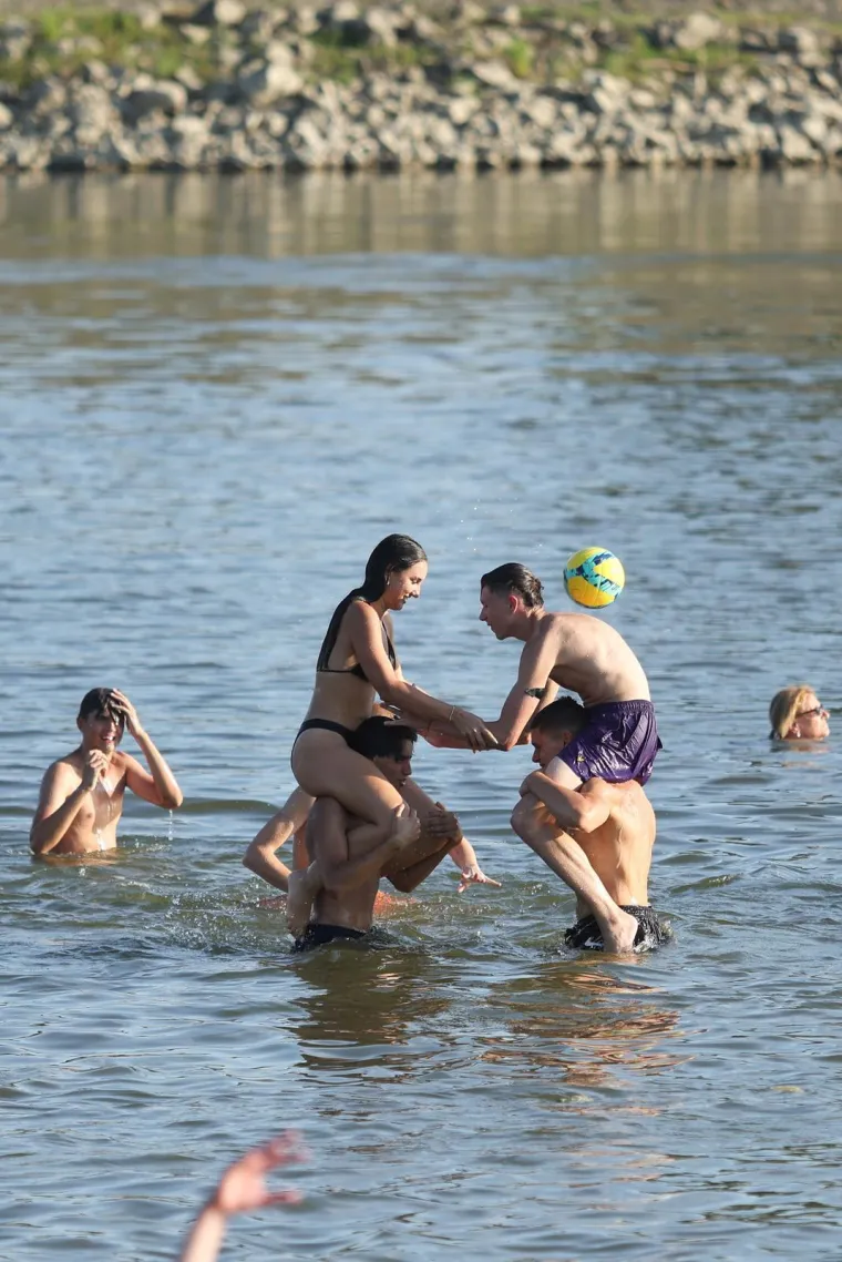 Drava nikad nije bila toplija: Lijepe legice ponovno su bile na osječkoj plaži