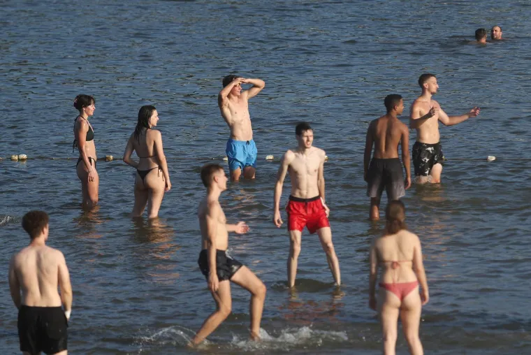 Drava nikad nije bila toplija: Lijepe legice ponovno su bile na osječkoj plaži
