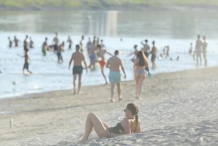 Drava nikad nije bila toplija: Lijepe legice ponovno su bile na osječkoj plaži