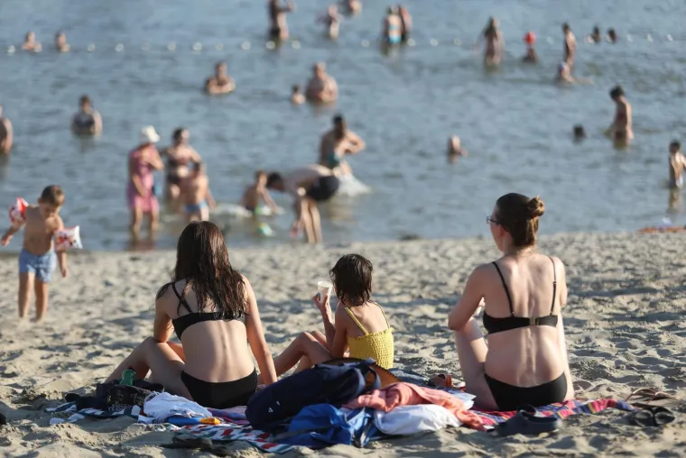 Drava nikad nije bila toplija: Lijepe legice ponovno su bile na osječkoj plaži
