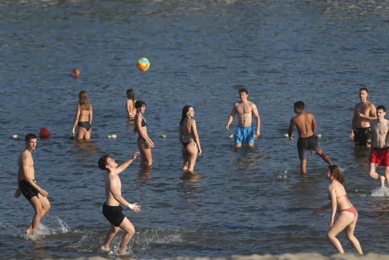 Drava nikad nije bila toplija: Lijepe legice ponovno su bile na osječkoj plaži