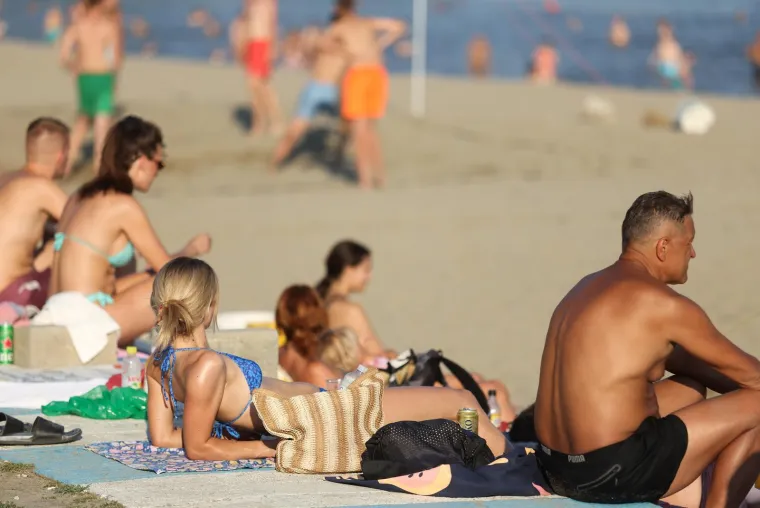 Drava nikad nije bila toplija: Lijepe legice ponovno su bile na osječkoj plaži