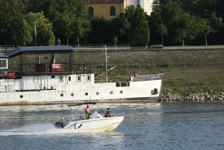 Drava nikad nije bila toplija: Lijepe legice ponovno su bile na osječkoj plaži