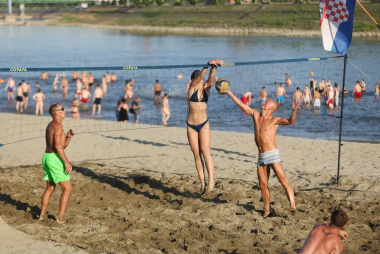 Drava nikad nije bila toplija: Lijepe legice ponovno su bile na osječkoj plaži