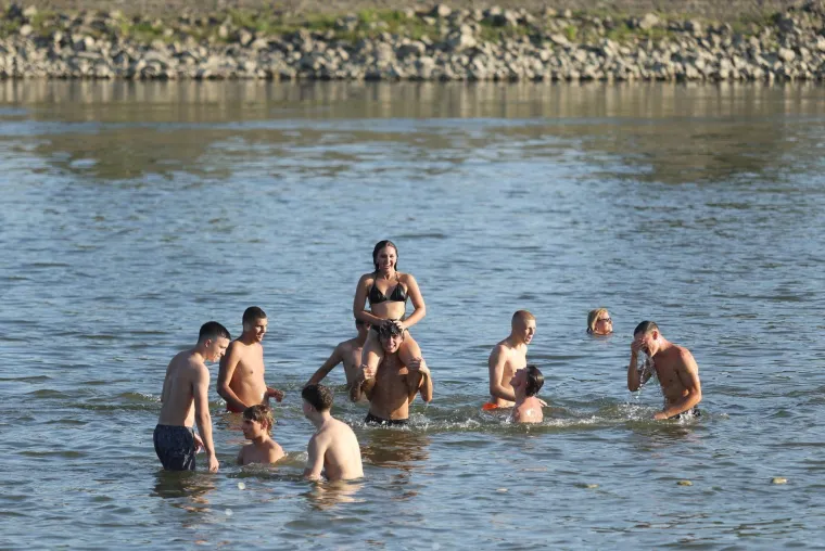 Drava nikad nije bila toplija: Lijepe legice ponovno su bile na osječkoj plaži