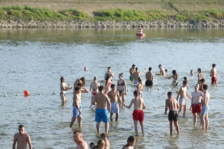 Drava nikad nije bila toplija: Lijepe legice ponovno su bile na osječkoj plaži