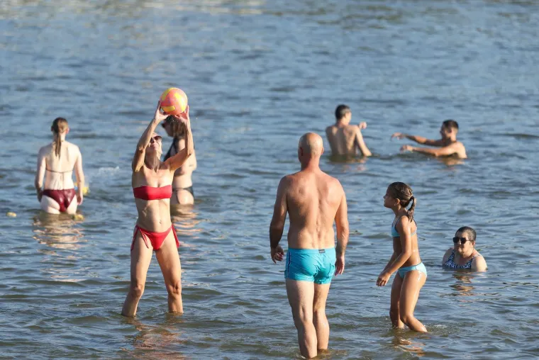 Drava nikad nije bila toplija: Lijepe legice ponovno su bile na osječkoj plaži