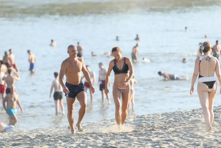 Drava nikad nije bila toplija: Lijepe legice ponovno su bile na osječkoj plaži