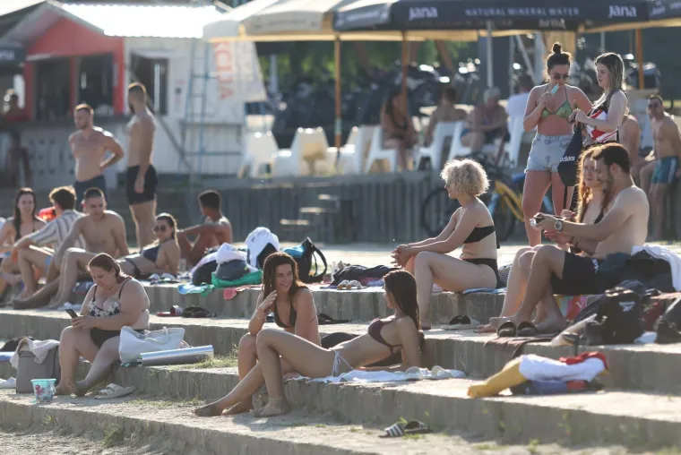 Drava nikad nije bila toplija: Lijepe legice ponovno su bile na osječkoj plaži