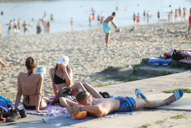 Drava nikad nije bila toplija: Lijepe legice ponovno su bile na osječkoj plaži