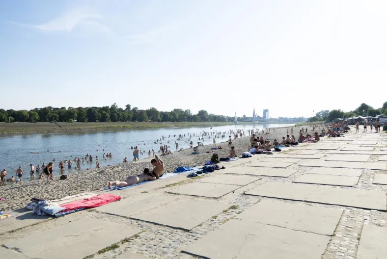 Drava nikad nije bila toplija: Lijepe legice ponovno su bile na osječkoj plaži