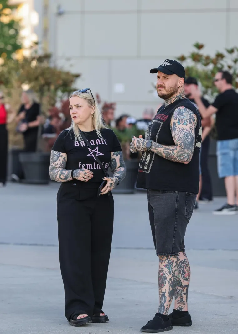 Obožavateljice Mansona preplavile prostor oko Arene: Pogledajte ove kombinacije