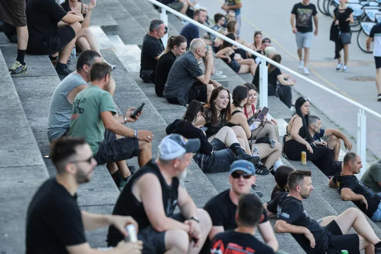 Obožavateljice Mansona preplavile prostor oko Arene: Pogledajte ove kombinacije