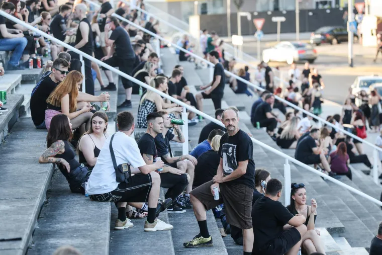 Obožavateljice Mansona preplavile prostor oko Arene: Pogledajte ove kombinacije