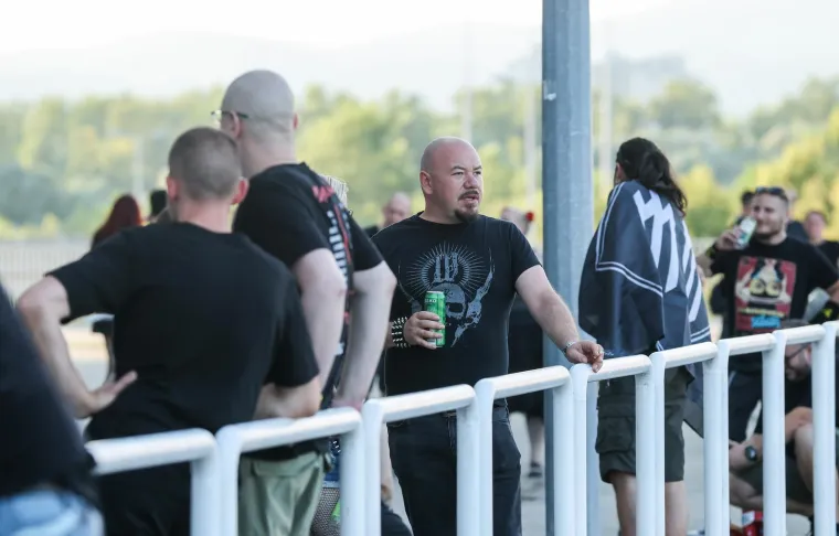 Obožavateljice Mansona preplavile prostor oko Arene: Pogledajte ove kombinacije