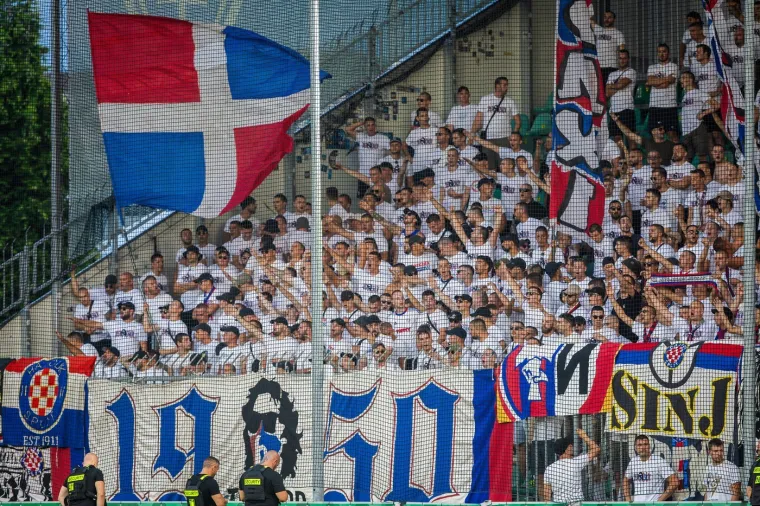 Je l' se to igralo u Slovačkoj ili u Splitu? Pogledajte kako je Torcida okupirala Žilinu