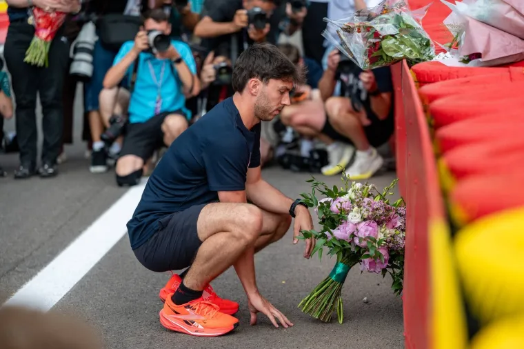 Zvijezde F1 položile cvijeće za poginulog kolegu: Pogledajte tko je do&scaron;ao