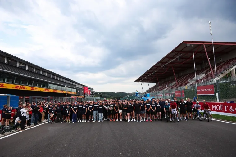 Zvijezde F1 položile cvijeće za poginulog kolegu: Pogledajte tko je do&scaron;ao