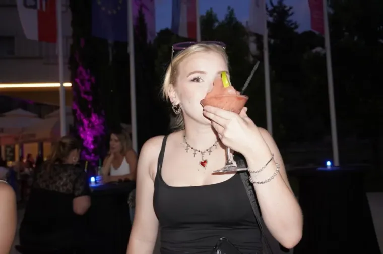 Koliko ljepotica na jednom mjestu! Dubrovnik nije skidao pogled sa zgodnih dama u crnom