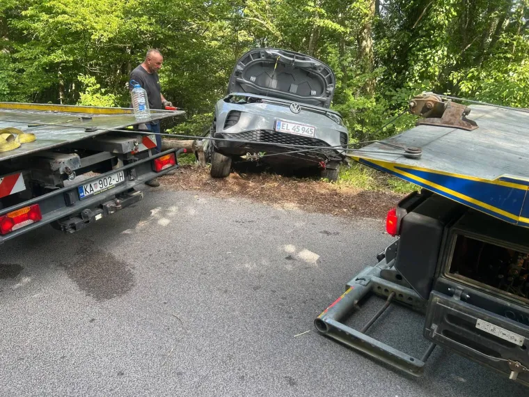 Kako su ovo preživjeli? Donosimo neviđene fotografije izvlačenja auta, prizori lede krv u žilama