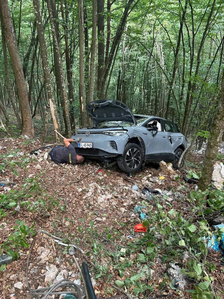 Kako su ovo preživjeli? Donosimo neviđene fotografije izvlačenja auta, prizori lede krv u žilama
