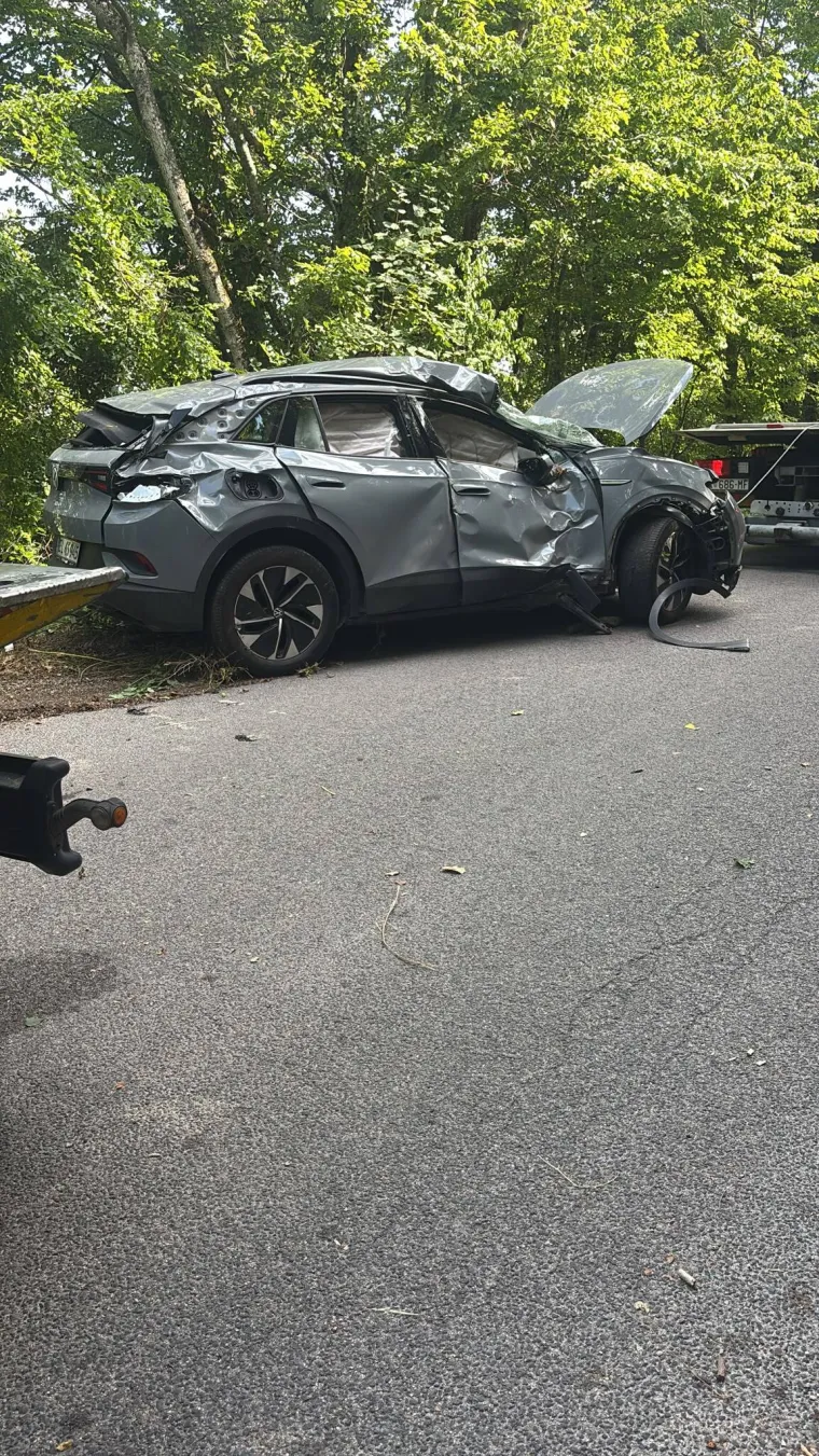 Kako su ovo preživjeli? Donosimo neviđene fotografije izvlačenja auta, prizori lede krv u žilama