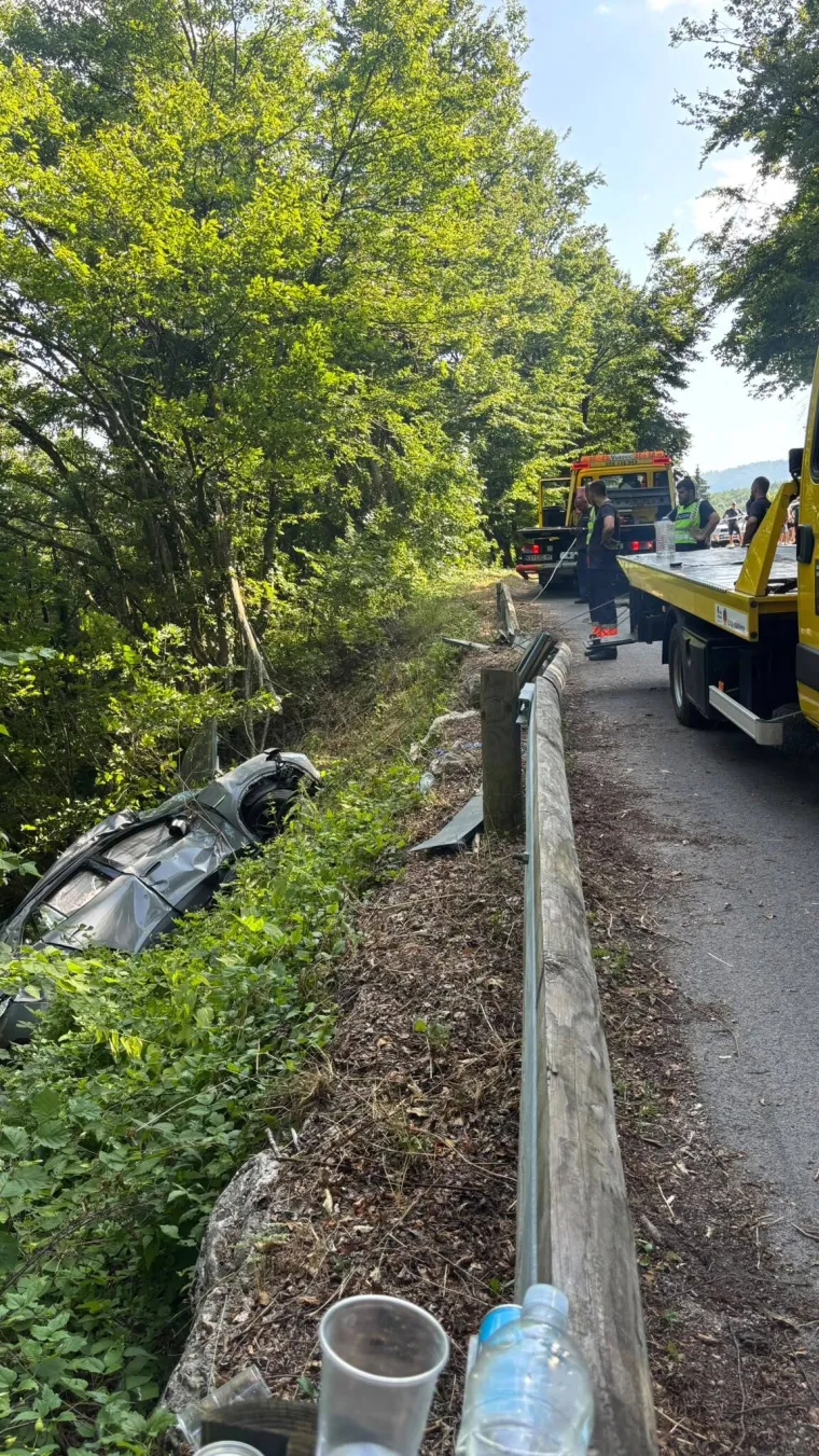 Kako su ovo preživjeli? Donosimo neviđene fotografije izvlačenja auta, prizori lede krv u žilama