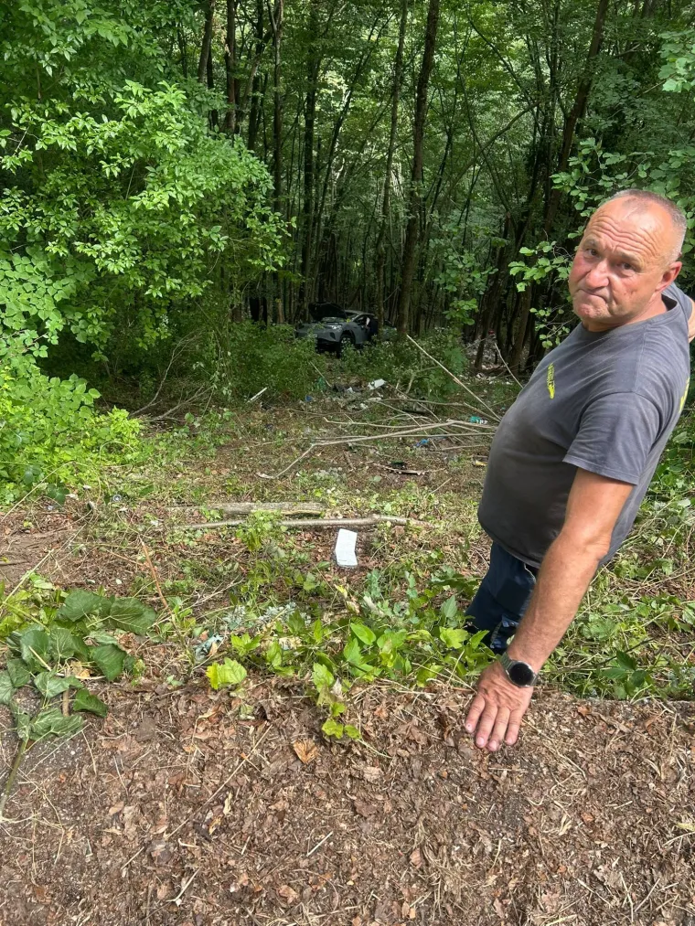 Kako su ovo preživjeli? Donosimo neviđene fotografije izvlačenja auta, prizori lede krv u žilama