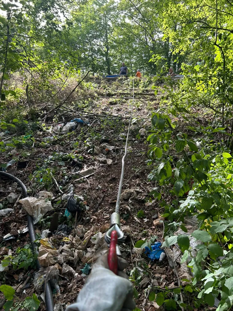 Kako su ovo preživjeli? Donosimo neviđene fotografije izvlačenja auta, prizori lede krv u žilama
