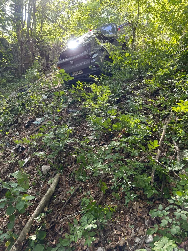 Kako su ovo preživjeli? Donosimo neviđene fotografije izvlačenja auta, prizori lede krv u žilama