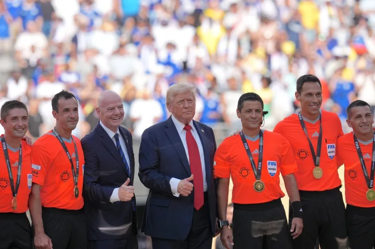 Kur&scaron;lus na pozornici zbog Trumpa: Igrači gledali u čudu, a Infantino ga nagradio vrijednim poklonom