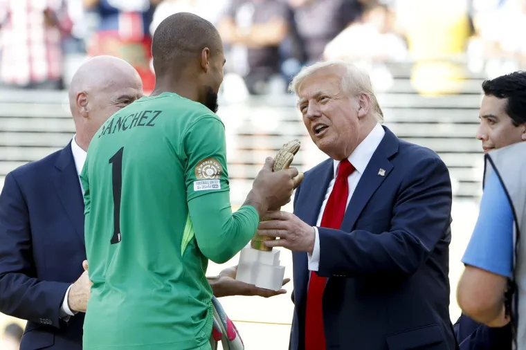 Kur&scaron;lus na pozornici zbog Trumpa: Igrači gledali u čudu, a Infantino ga nagradio vrijednim poklonom
