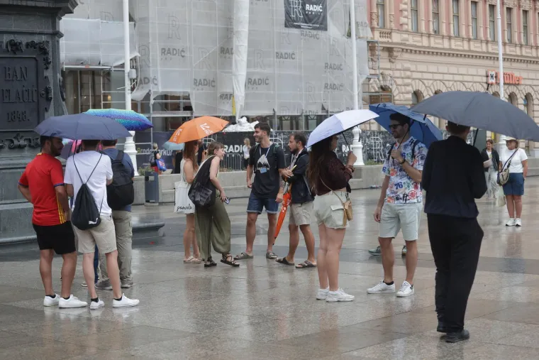 Svi su gledali u nju: Ljepotica u rozom zasjenila Trg i svojim stilom prkosila ljetnoj ki&scaron;i