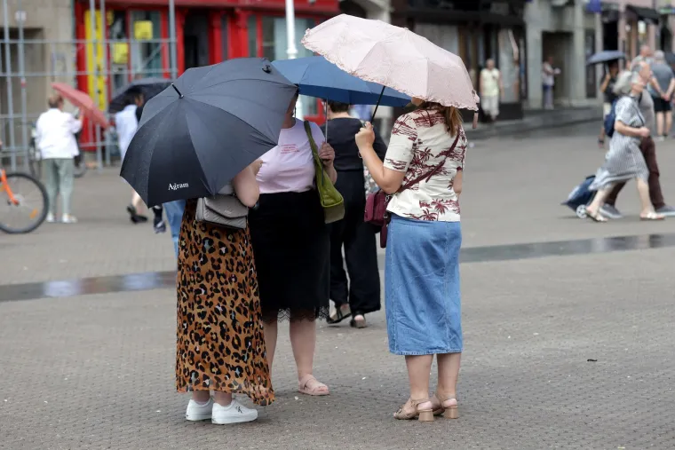 Svi su gledali u nju: Ljepotica u rozom zasjenila Trg i svojim stilom prkosila ljetnoj ki&scaron;i