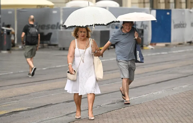 Svi su gledali u nju: Ljepotica u rozom zasjenila Trg i svojim stilom prkosila ljetnoj ki&scaron;i