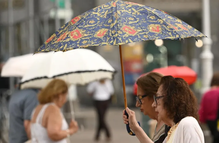Svi su gledali u nju: Ljepotica u rozom zasjenila Trg i svojim stilom prkosila ljetnoj ki&scaron;i