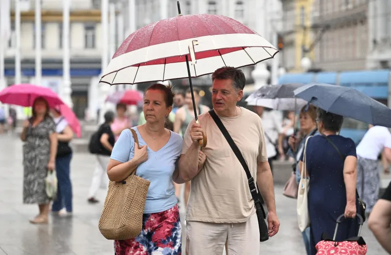 Svi su gledali u nju: Ljepotica u rozom zasjenila Trg i svojim stilom prkosila ljetnoj ki&scaron;i