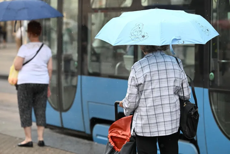 Svi su gledali u nju: Ljepotica u rozom zasjenila Trg i svojim stilom prkosila ljetnoj ki&scaron;i